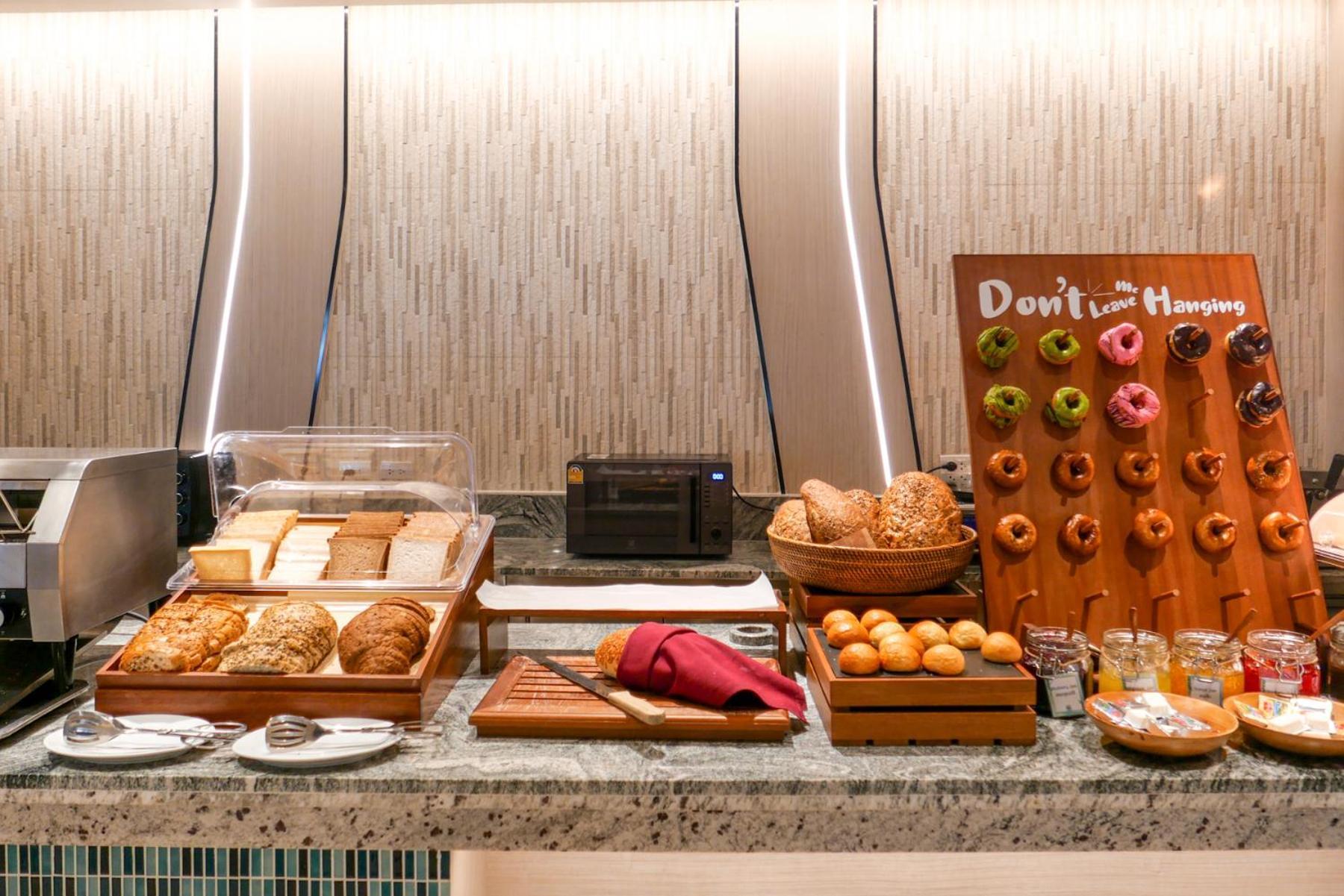 Kc Grande Resort Κο Τσανγκ Εξωτερικό φωτογραφία A doughnut display at a buffet