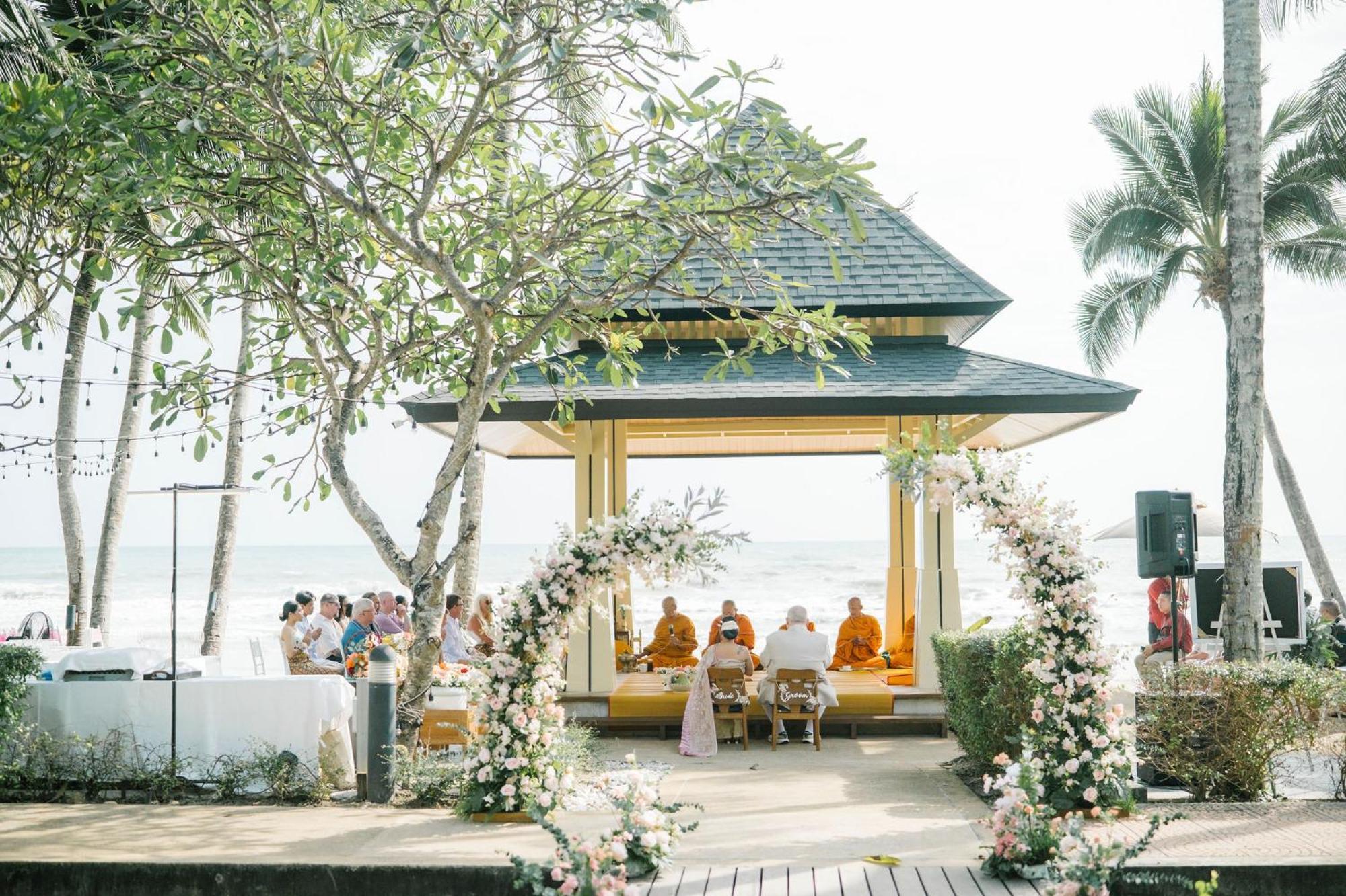Kc Grande Resort Κο Τσανγκ Εξωτερικό φωτογραφία Thai monks at a wedding